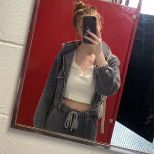 Selling a very cute set! The grey jacket and the grey sweats.